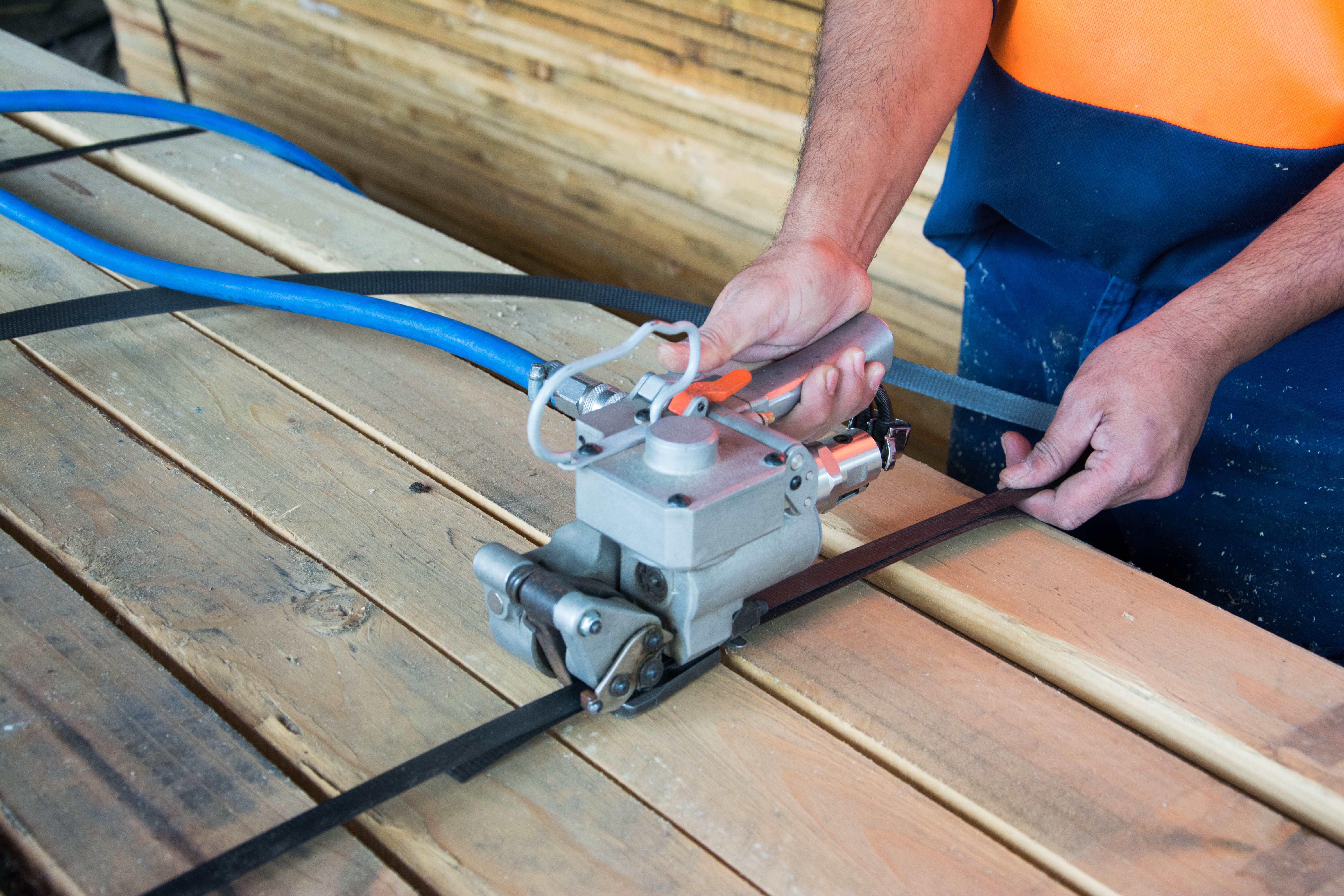 Solutions d'application du cerclage PET dans l'industrie du bois